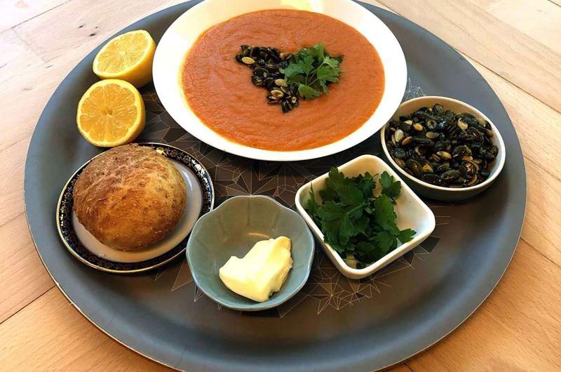 Den færdige ret, serveret med græskarkerner, persille og friskbagte havreboller m. smør – Velbekomme!